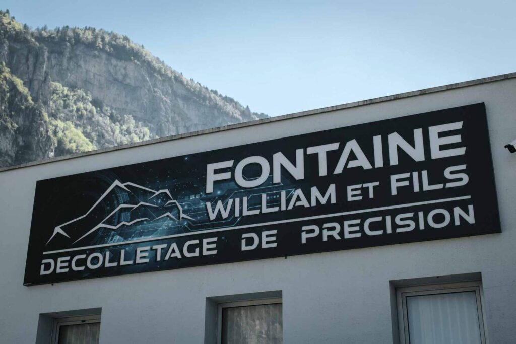 Bâtiment extérieur Fontaine William et Fils à Magland avec nouvelle enseigne